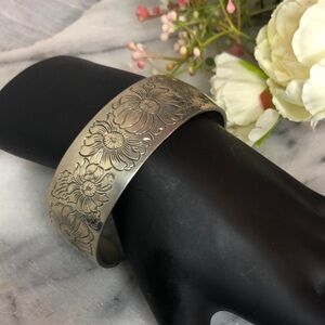 Vintage 70s S KIRK & SON pewter wide cuff daisy flower bangle bracelet